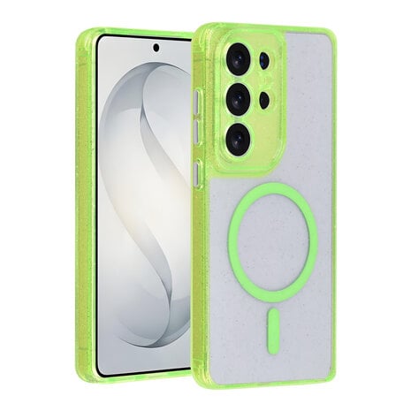 Op de foto staat een backcover voor een moderne smartphone met ingebouwde MagSafe-magneten. Het hoofddoel is je telefoon tegen stoten en krassen beschermen en tegelijk draadloos opladen mogelijk maken. De hoes heeft een transparante neon-groene rand van flexibel TPU en een matte witte achterzijde met subtiele spikkels en een opvallende felgroene ring die de magneetlocatie aangeeft. Je klikt de cover eenvoudig op je toestel en laadt hem onderweg of op kantoor draadloos op zonder de hoes te hoeven verwijderen. Deze case is vooral geschikt voor wie veel onderweg is en een slanke, maar stevige bescherming zoekt. Dankzij de neonrand blijft je telefoon in een volle tas snel vindbaar, de verhoogde cameraring beschermt de lenzen effectief en de magneetring zorgt voor een perfecte uitlijning met elke MagSafe-oplader.