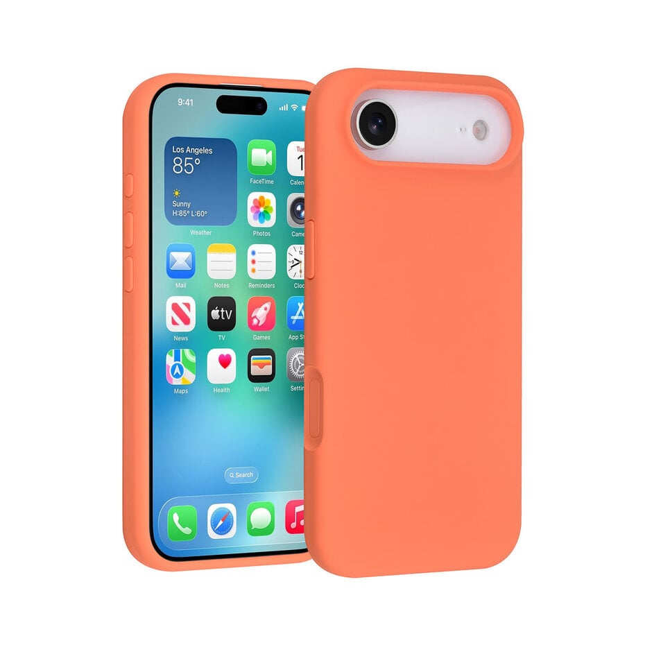 Op de foto zie je een siliconen backcover voor een iPhone. Het product is een beschermhoes die de achterzijde en zijkanten van de telefoon afdekt en stootschade voorkomt. De hoes heeft als hoofddoel je telefoon veilig te houden bij dagelijks gebruik. Hij is mat oranje van kleur, gemaakt van zacht aanvoelend silicone met een verhoogde rand rond de camera en subtiel afgeronde hoeken. Je schuift de hoes simpelweg over je telefoon en gebruikt ‘m thuis, onderweg of op kantoor om krassen en deuken te voorkomen. Dit model is geschikt voor iedereen die een slanke maar robuuste bescherming wil, van forenzen tot studenten. Opvallende eigenschappen zijn de opstaande cameraring die het lenzenoppervlak vrij houdt van oppervlakken, het soepele materiaal dat makkelijk om de knoppen heen grijpt en de extra stevige randen die schokken absorberen.